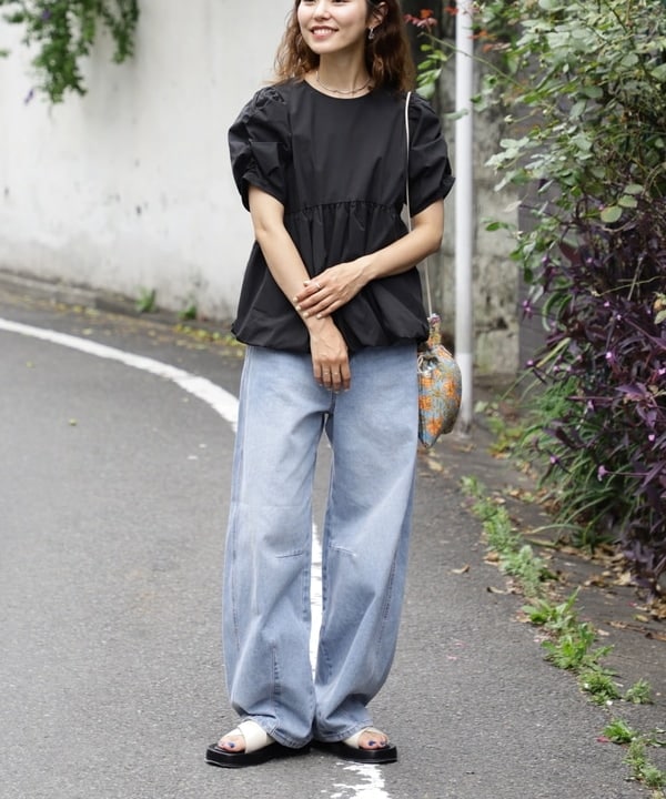 佐々木 南美さんの「BEAMS WOMEN｜ギャザースリーブ バルーン ブラウス」を使ったコーディネート