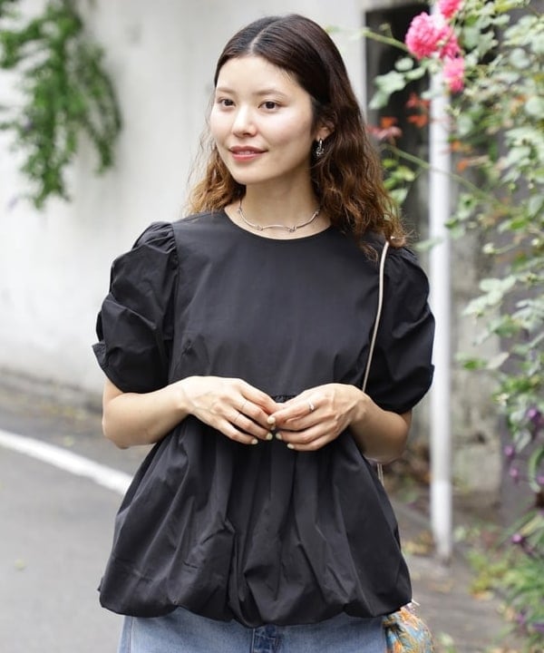 佐々木 南美さんの「BEAMS WOMEN｜ギャザースリーブ バルーン ブラウス」を使ったコーディネート