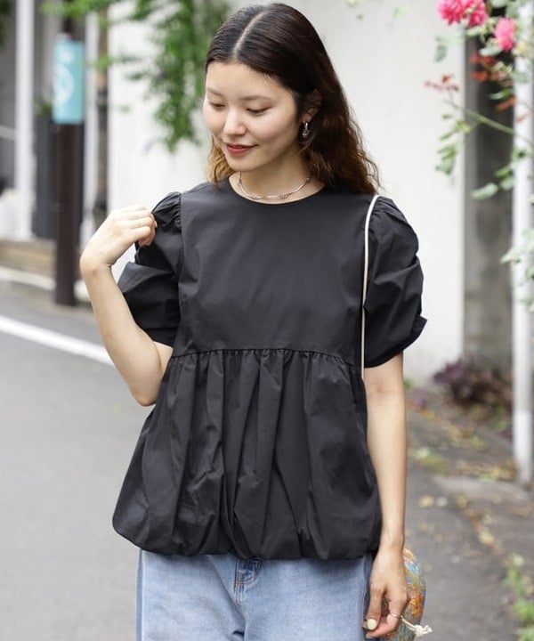 佐々木 南美さんの「BEAMS WOMEN｜ギャザースリーブ バルーン ブラウス」を使ったコーディネート