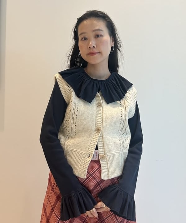 清水 彩乃さんの「BEAMS WOMEN｜レース ニット ベスト」を使ったコーディネート