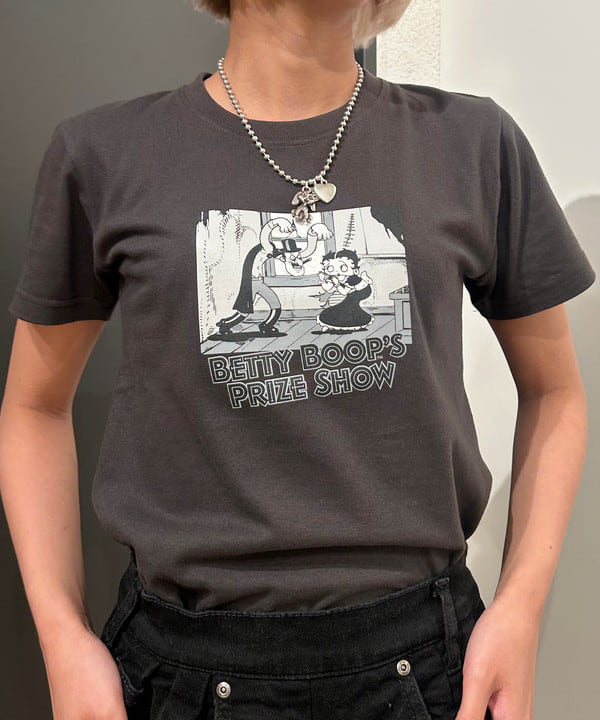 佐藤 亜美さんの「BEAMS WOMEN｜Betty Boop(TM) / Prize Show Tシャツ」を使ったコーディネート