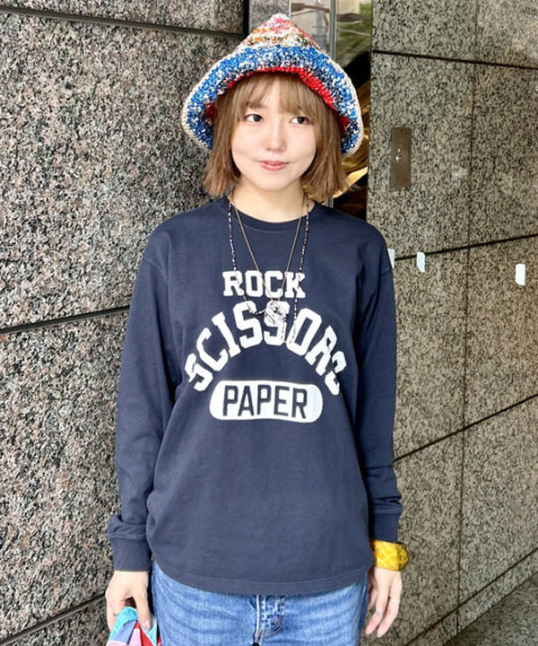 小原 もこさんの「BEAMS WOMEN｜【別注】SCREEN STARS / プリント ロングスリーブ Tシャツ」を使ったコーディネート