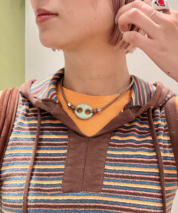 イトウミサキさんの「BEAMS WOMEN｜ハートトップ ビーズ ブレスレット」を使ったコーディネート