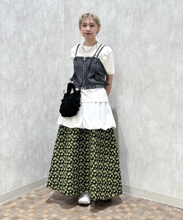 YABUさんの「BEAMS WOMEN｜フラワー ジャカード フレア スカート」を使ったコーディネート