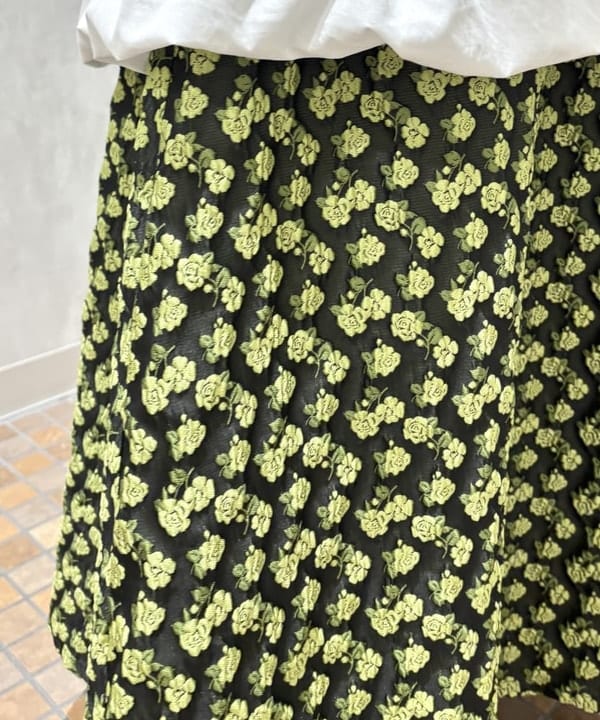 YABUさんの「BEAMS WOMEN｜フラワー ジャカード フレア スカート」を使ったコーディネート