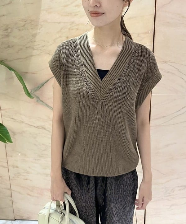 茂野 真楓さんの「BEAMS WOMEN｜コットン 畦編みベスト」を使ったコーディネート