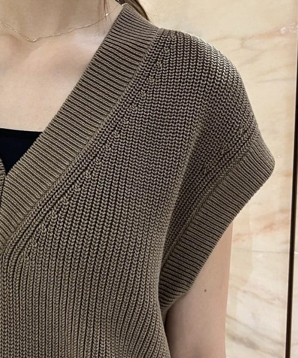 茂野 真楓さんの「BEAMS WOMEN｜コットン 畦編みベスト」を使ったコーディネート