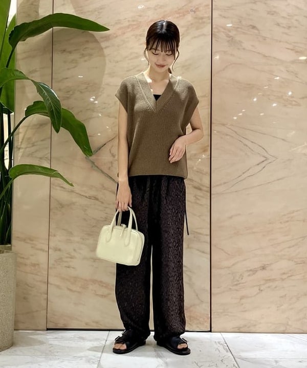 茂野 真楓さんの「BEAMS WOMEN｜コットン 畦編みベスト」を使ったコーディネート