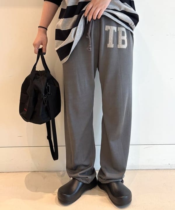 カスタニ モモノさんの「BEAMS WOMEN｜ロゴ イージーパンツ」を使ったコーディネート