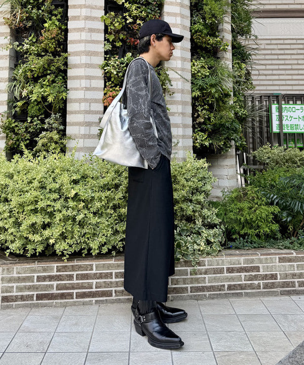 配島 孝明さんの「BEAMS WOMEN｜スプラッシュ ジャカード ロングスリーブ Tシャツ」を使ったコーディネート