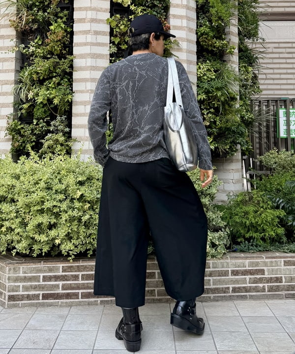 配島 孝明さんの「BEAMS WOMEN｜スプラッシュ ジャカード ロングスリーブ Tシャツ」を使ったコーディネート