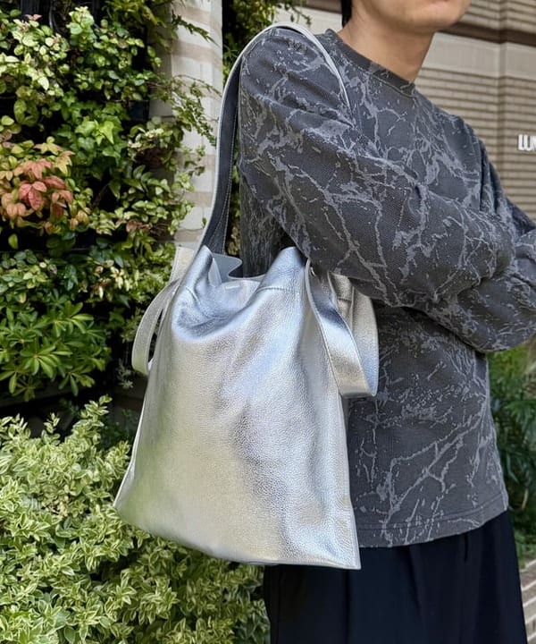 配島 孝明さんの「BEAMS WOMEN｜スプラッシュ ジャカード ロングスリーブ Tシャツ」を使ったコーディネート