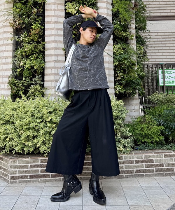 配島 孝明さんの「BEAMS WOMEN｜スプラッシュ ジャカード ロングスリーブ Tシャツ」を使ったコーディネート