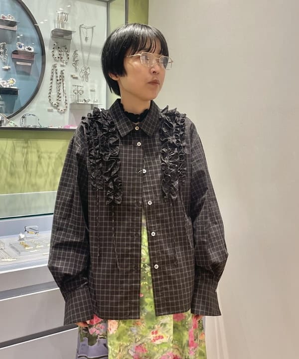キホさんの「BEAMS WOMEN｜チェック フリル ブレード シャツ」を使ったコーディネート