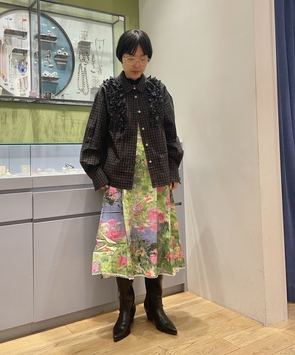 キホさんの「BEAMS WOMEN｜チェック フリル ブレード シャツ」を使ったコーディネート