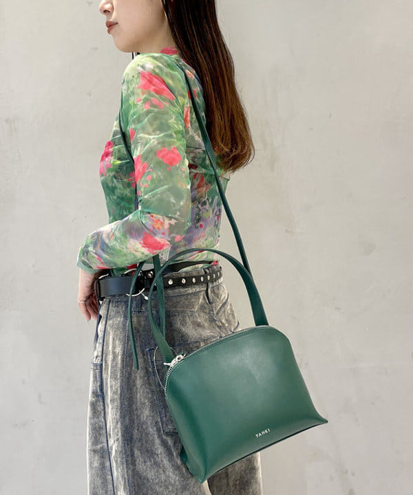 カタヤマ アヤさんの「BEAMS WOMEN｜フレンチスリーブ ジップ ポロ カーディガン」を使ったコーディネート