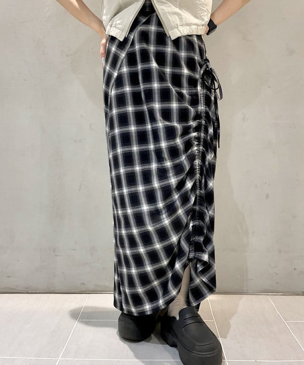 カタヤマ アヤさんの「BEAMS WOMEN｜スタンドカラー ジップ ベスト」を使ったコーディネート