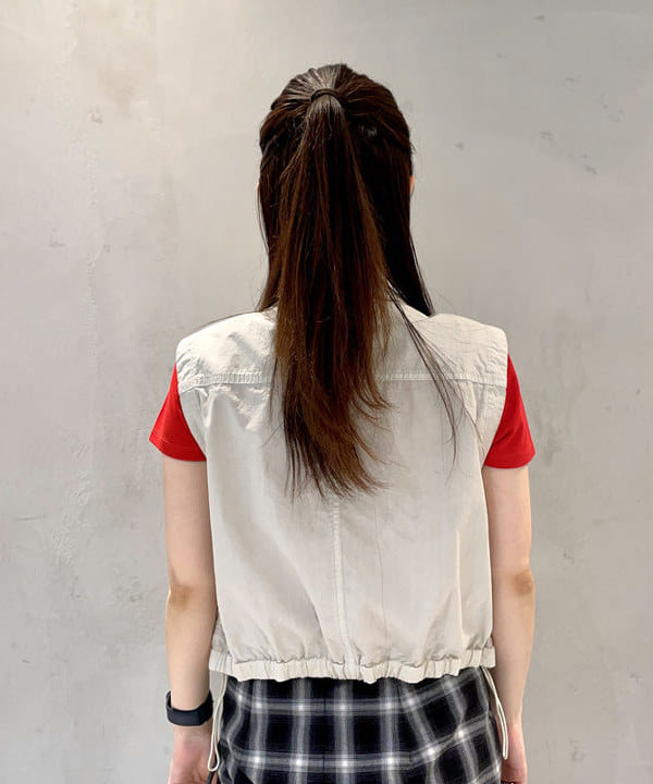 カタヤマ アヤさんの「BEAMS WOMEN｜スタンドカラー ジップ ベスト」を使ったコーディネート