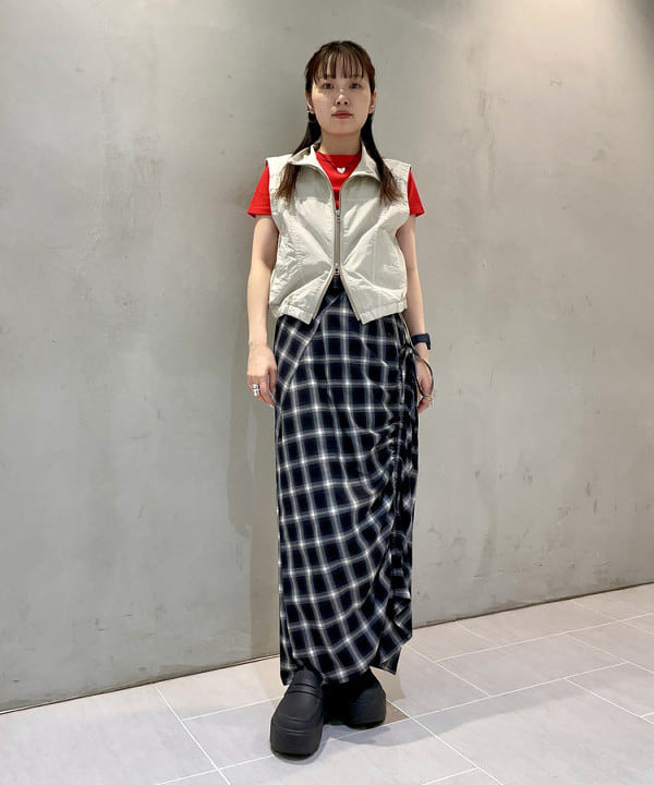 カタヤマ アヤさんの「BEAMS WOMEN｜スタンドカラー ジップ ベスト」を使ったコーディネート