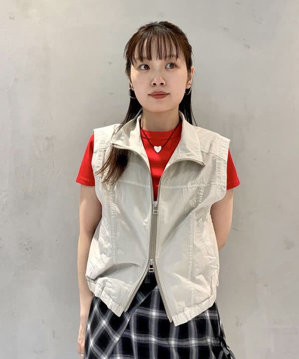 カタヤマ アヤさんの「BEAMS WOMEN｜スタンドカラー ジップ ベスト」を使ったコーディネート