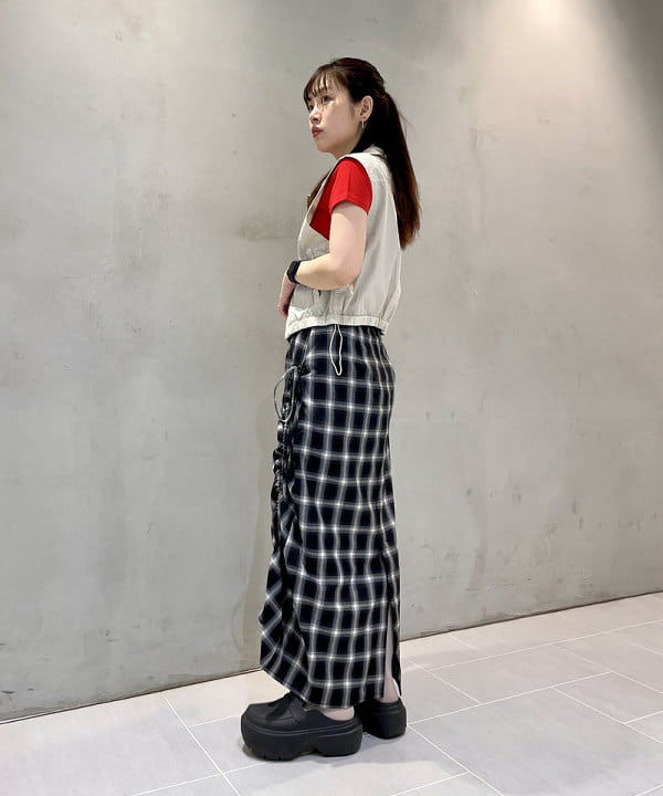 カタヤマ アヤさんの「BEAMS WOMEN｜スタンドカラー ジップ ベスト」を使ったコーディネート