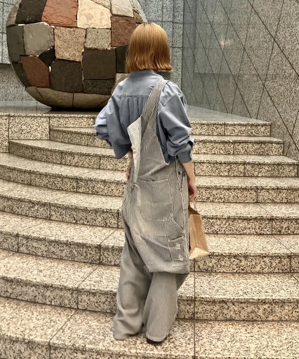 小原 もこさんの「BEAMS WOMEN｜【別注】BIGMAC / ヒッコリー オーバーオール」を使ったコーディネート