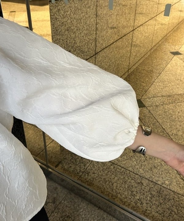 大槻 まひろさんの「BEAMS WOMEN｜エディター東原妙子 &times; Demi-Luxe BEAMS / 2WAY ジャカード ブラウス」を使ったコーディネート