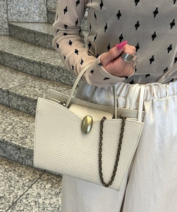 大槻 まひろさんの「BEAMS WOMEN｜フロッキー プリント シアー ラウンドネック トップス」を使ったコーディネート