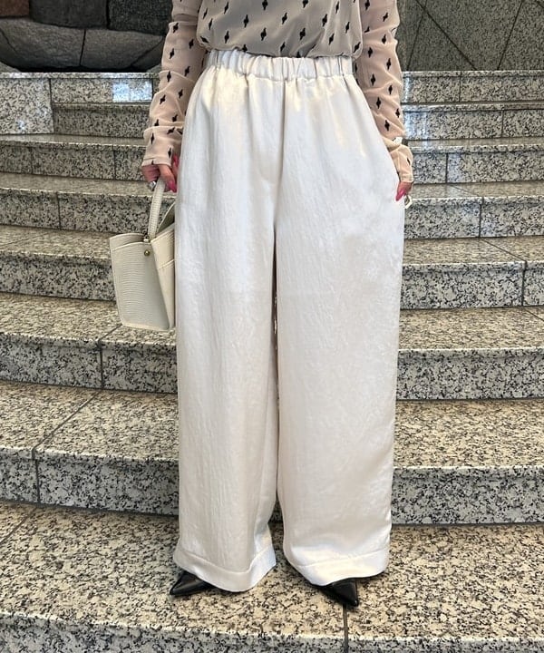 大槻 まひろさんの「BEAMS WOMEN｜フロッキー プリント シアー ラウンドネック トップス」を使ったコーディネート