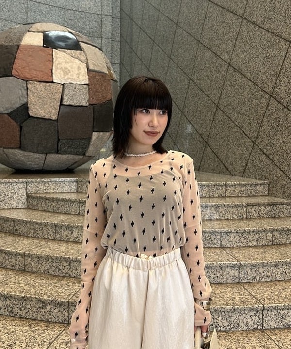 大槻 まひろさんの「BEAMS WOMEN｜フロッキー プリント シアー ラウンドネック トップス」を使ったコーディネート