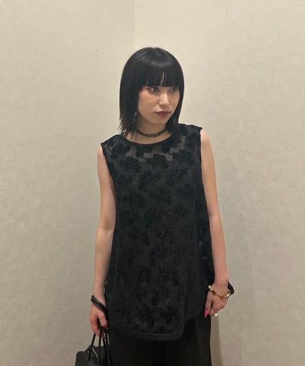 大槻 まひろさんの「BEAMS WOMEN｜モールヤーン フラワー ブラウス」を使ったコーディネート