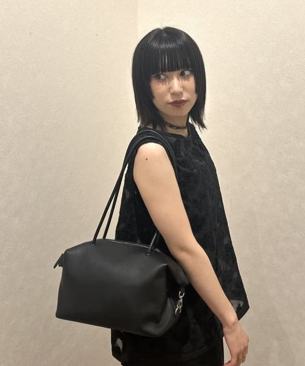 大槻 まひろさんの「BEAMS WOMEN｜モールヤーン フラワー ブラウス」を使ったコーディネート