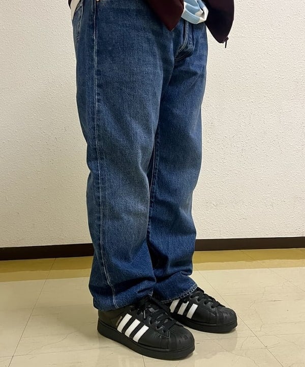 新里 京介さんの「BEAMS WOMEN｜【EXCLUSIVE】LEVI'S（R） / 501（R） LENGTH28」を使ったコーディネート