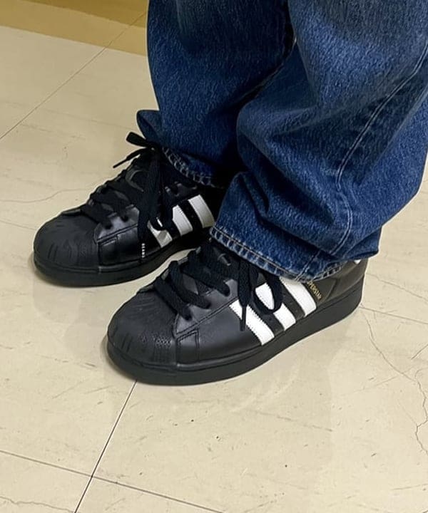 新里 京介さんの「BEAMS WOMEN｜【EXCLUSIVE】LEVI'S（R） / 501（R） LENGTH28」を使ったコーディネート