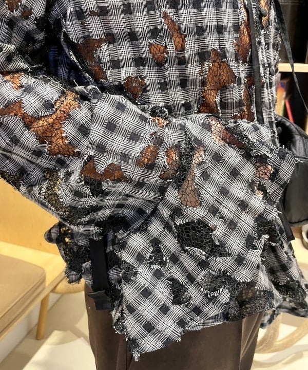 カタヤマ アヤさんの「BEAMS WOMEN｜チェック レース ダメージ シャツ」を使ったコーディネート