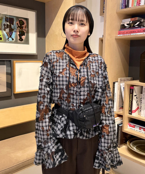 カタヤマ アヤさんの「BEAMS WOMEN｜チェック レース ダメージ シャツ」を使ったコーディネート