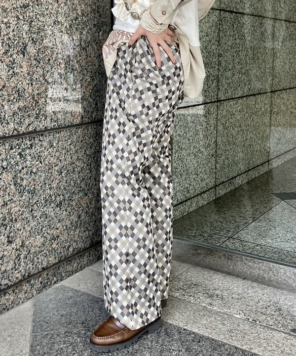小原 もこさんの「BEAMS WOMEN｜ポリエステル ジャカード パンツ」を使ったコーディネート
