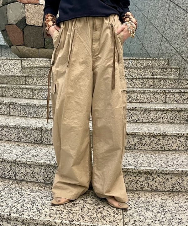 水野 萌香さんの「BEAMS WOMEN｜maturely / コットン シルク ジッパー カーゴパンツ」を使ったコーディネート