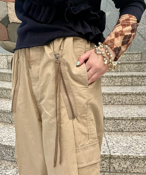 水野 萌香さんの「BEAMS WOMEN｜maturely / コットン シルク ジッパー カーゴパンツ」を使ったコーディネート