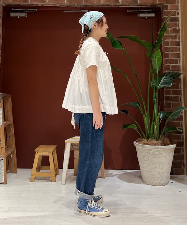 エノモト アミさんの「BEAMS WOMEN｜コットン ギャザー ノースリーブ シャツ」を使ったコーディネート