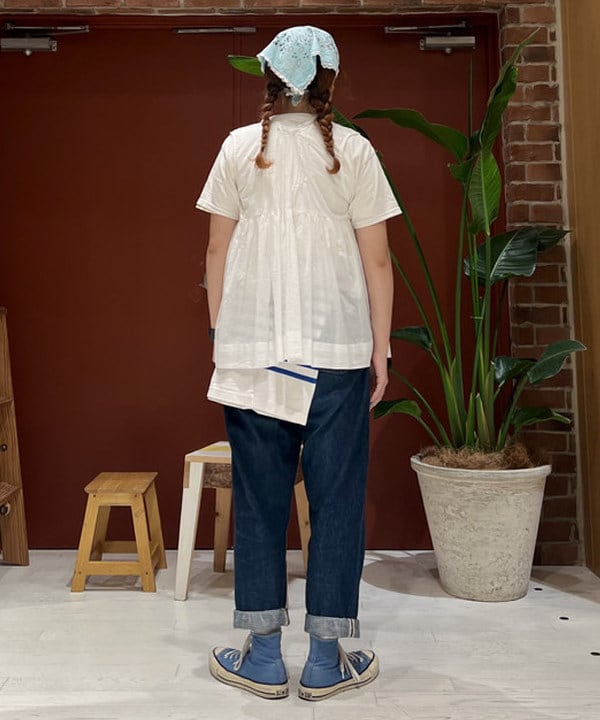 エノモト アミさんの「BEAMS WOMEN｜コットン ギャザー ノースリーブ シャツ」を使ったコーディネート