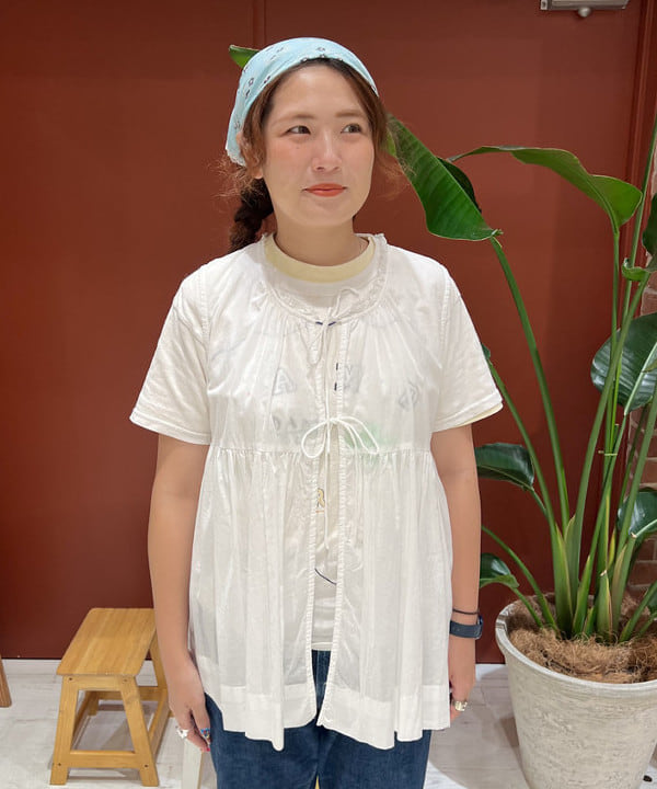 エノモト アミさんの「BEAMS WOMEN｜コットン ギャザー ノースリーブ シャツ」を使ったコーディネート