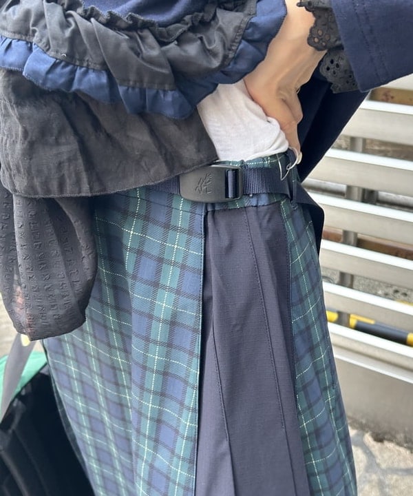 MATSUMOTO AMIさんの「BEAMS WOMEN｜【別注】Gramicci / プリーツ スカート」を使ったコーディネート