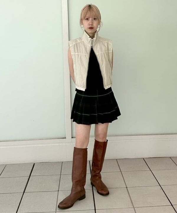 コンパクトなベストにロングブーツをあわせた季節MIXスタイル