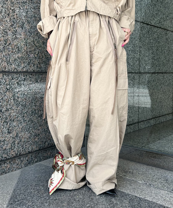 大槻 まひろさんの「BEAMS WOMEN｜maturely / コットン シルク ジッパー カーゴパンツ」を使ったコーディネート