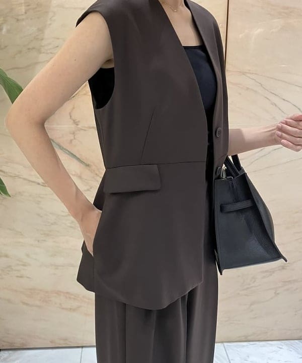 茂野 真楓さんの「BEAMS WOMEN｜エディター東原妙子 × Demi-Luxe BEAMS / ツイル ペプラム ジレ」を使ったコーディネート