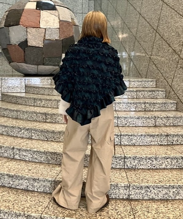 小原 もこさんの「BEAMS WOMEN｜フリル ストール」を使ったコーディネート