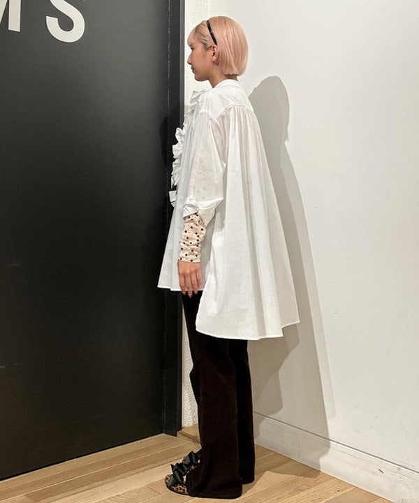 佐藤 亜美さんの「BEAMS WOMEN｜コード フレア パンツ」を使ったコーディネート