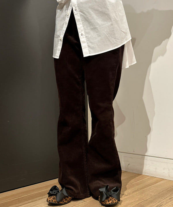 佐藤 亜美さんの「BEAMS WOMEN｜コード フレア パンツ」を使ったコーディネート