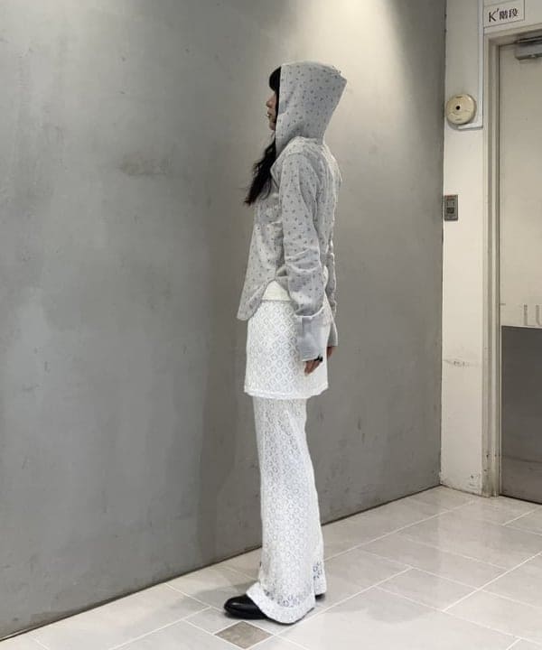 須賀さんの「BEAMS WOMEN｜フラワー サーマル パーカー」を使ったコーディネート